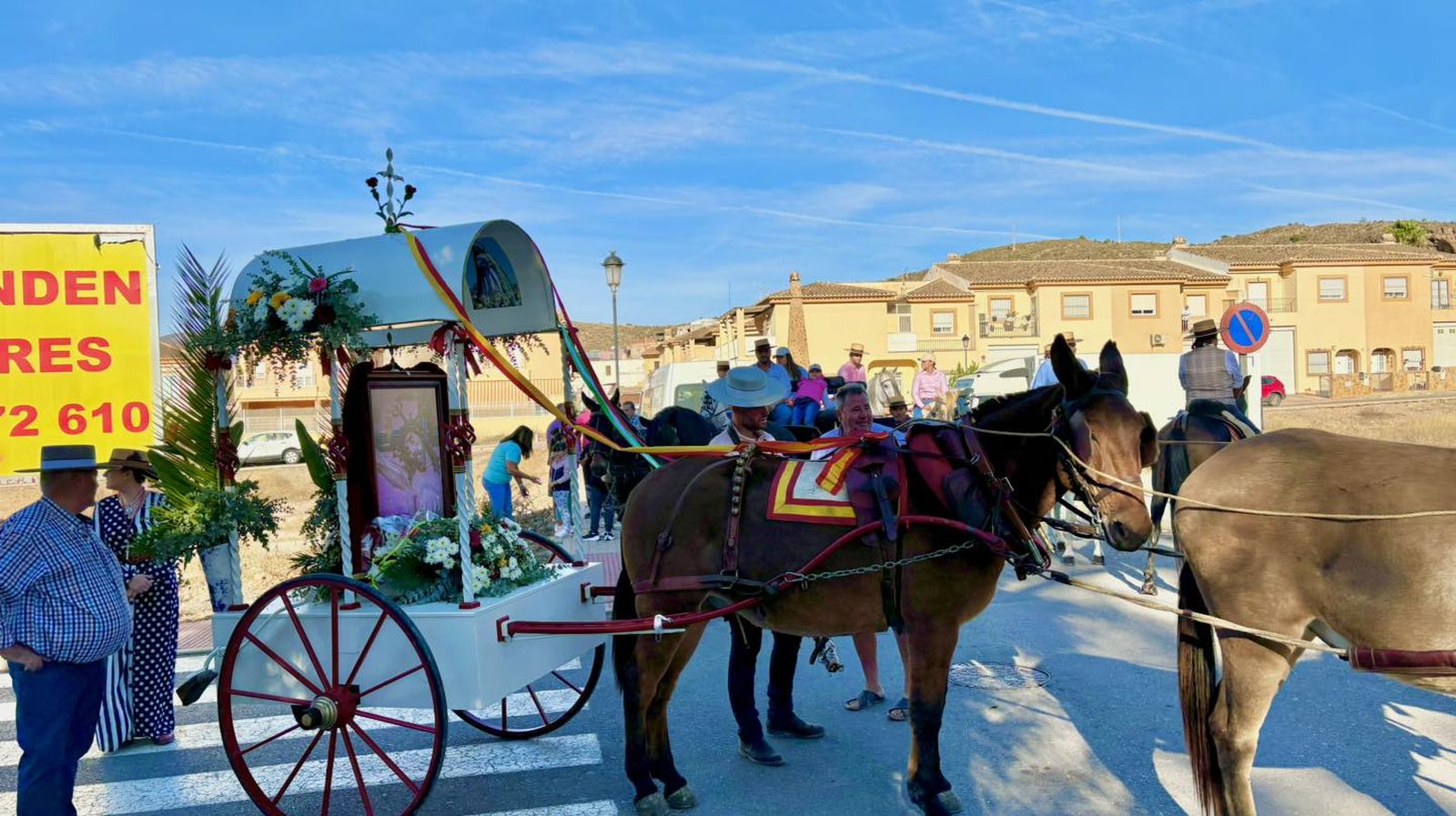 Carreta con una imagen del santo.