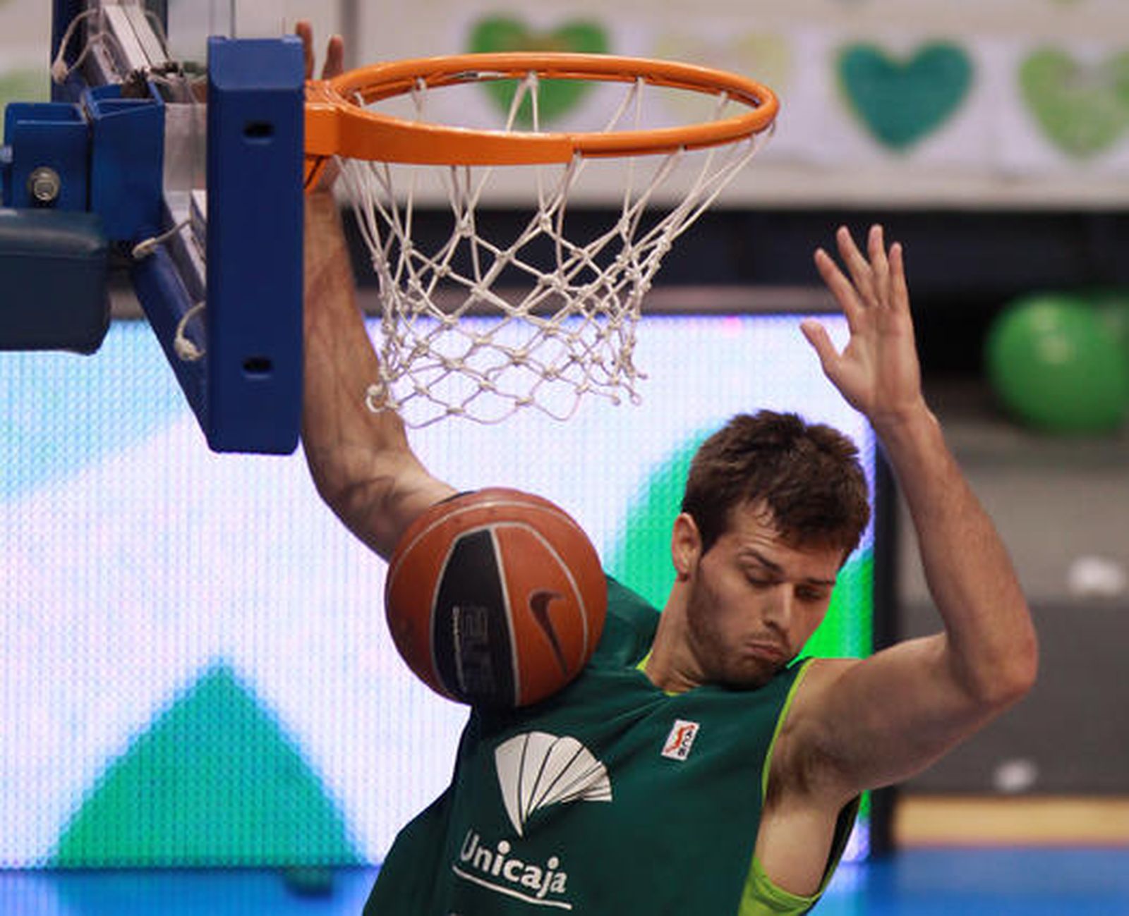 Los malagueños firman un 12-5 en la segunda vuelta y tras ganar al equipo vitoriano (70-62) consiguen el deseado quinto puesto


Foto: Migue fernandez