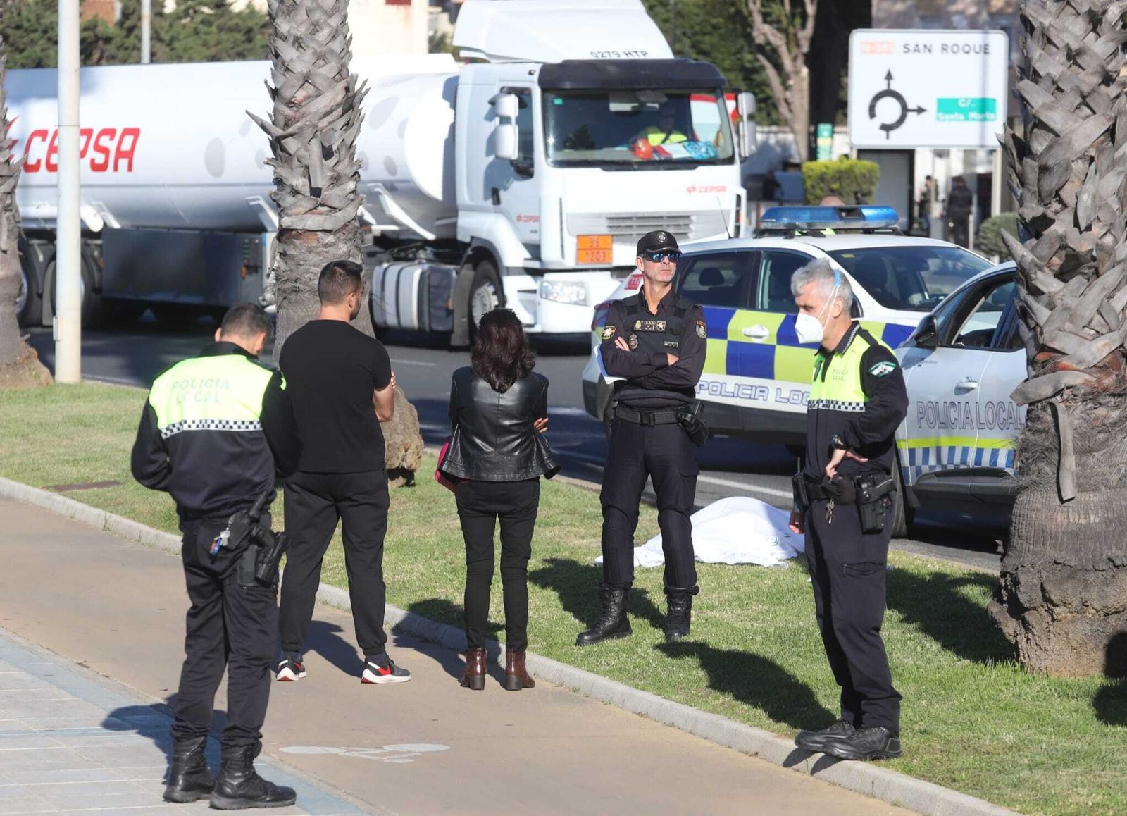 La víctima yace junto a la calzada en la Avenida España, en La Línea.