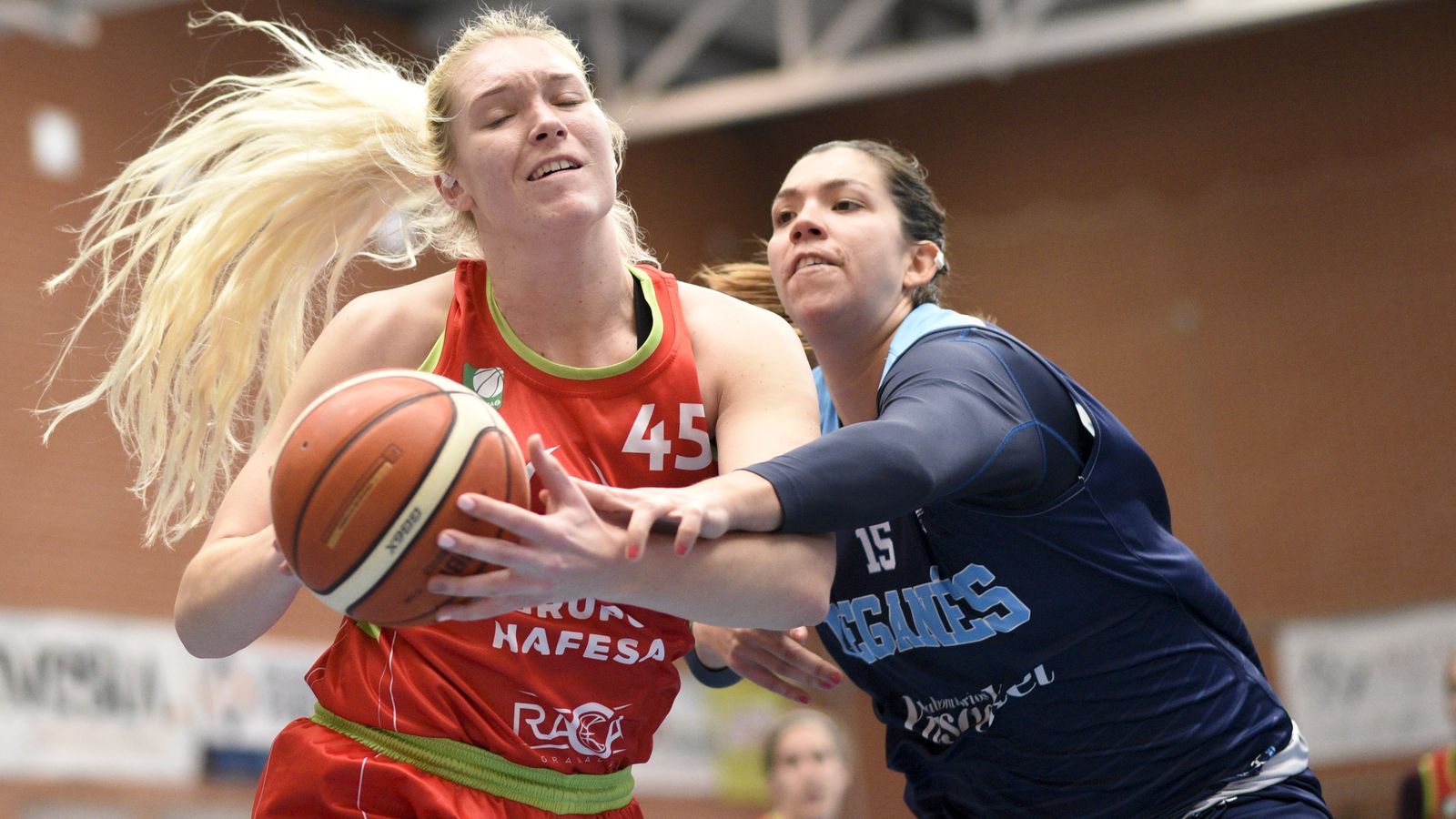 Miscenko es objeto de falta por parte de una jugadora de Leganés.