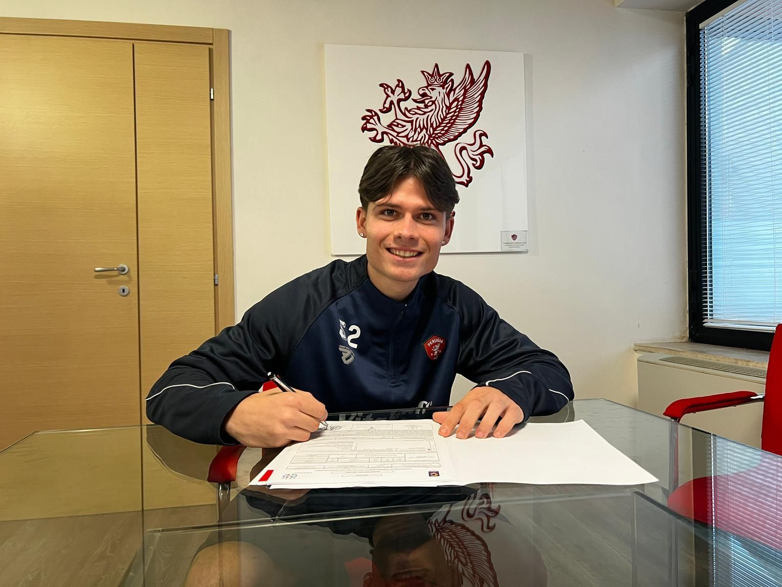 Joselito en el momento de la firma con el Perugia.