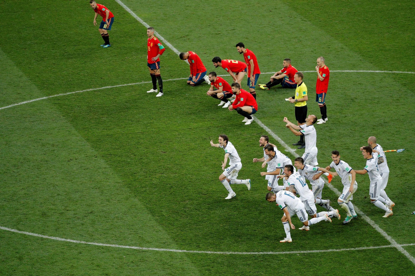 Los jugadores rusos corren a celebrar el pase.