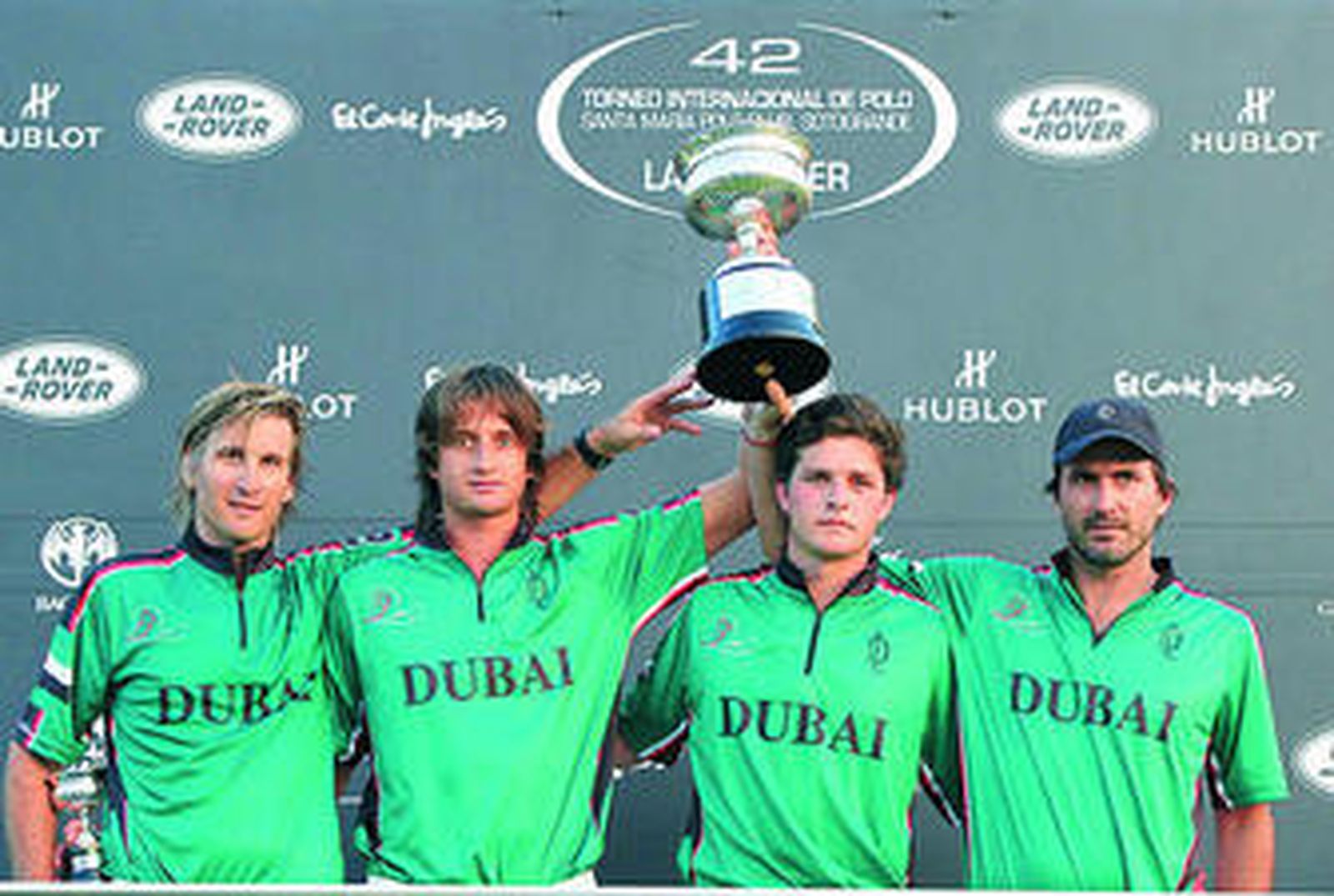 El Dubai Polo Team, campeón de la Copa de Bronce de alto handicap, levantando el trofeo.