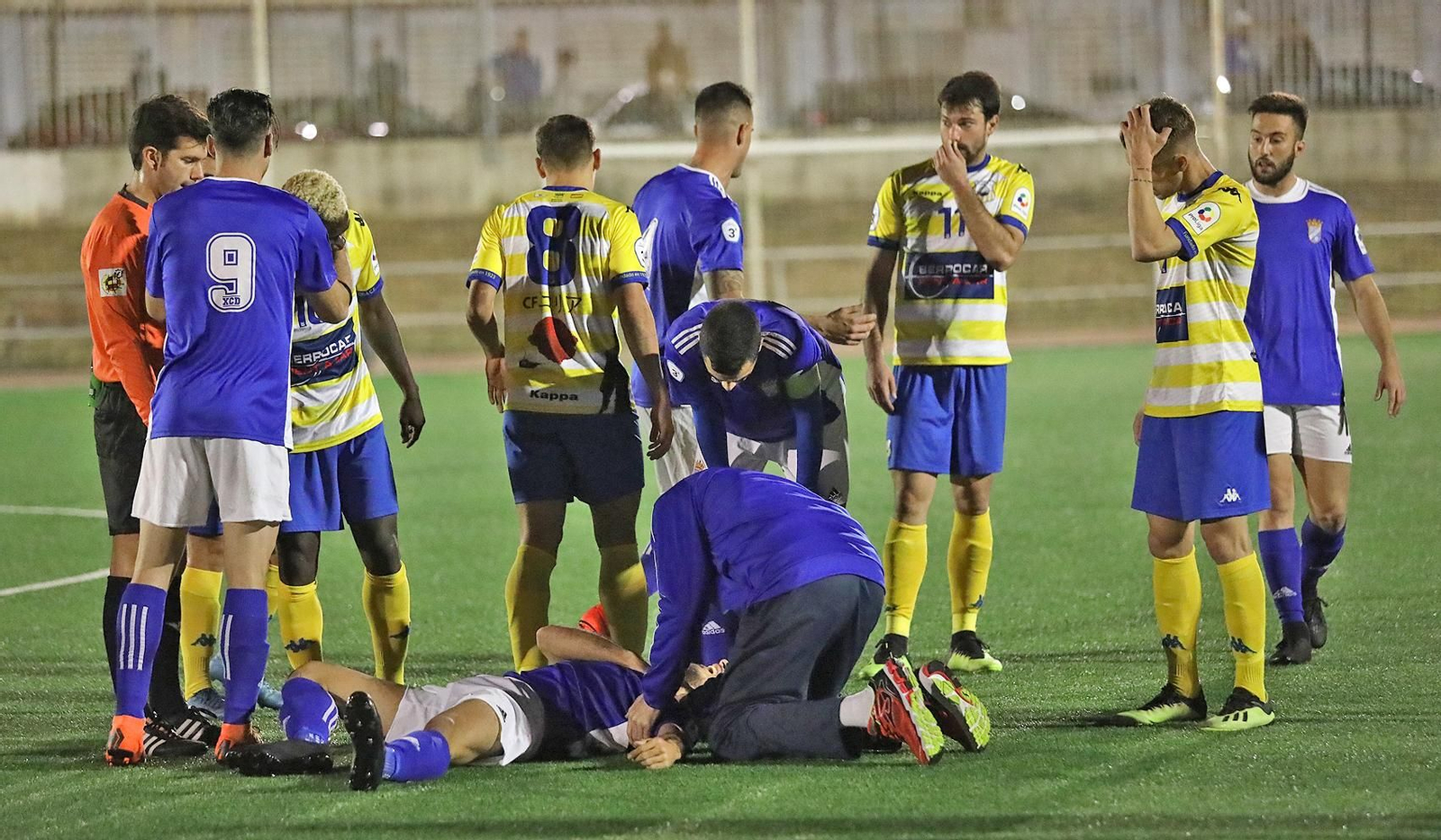 Parra se duele en la hierba tras sufrir la rotura de clavícula ayer en La Granja.