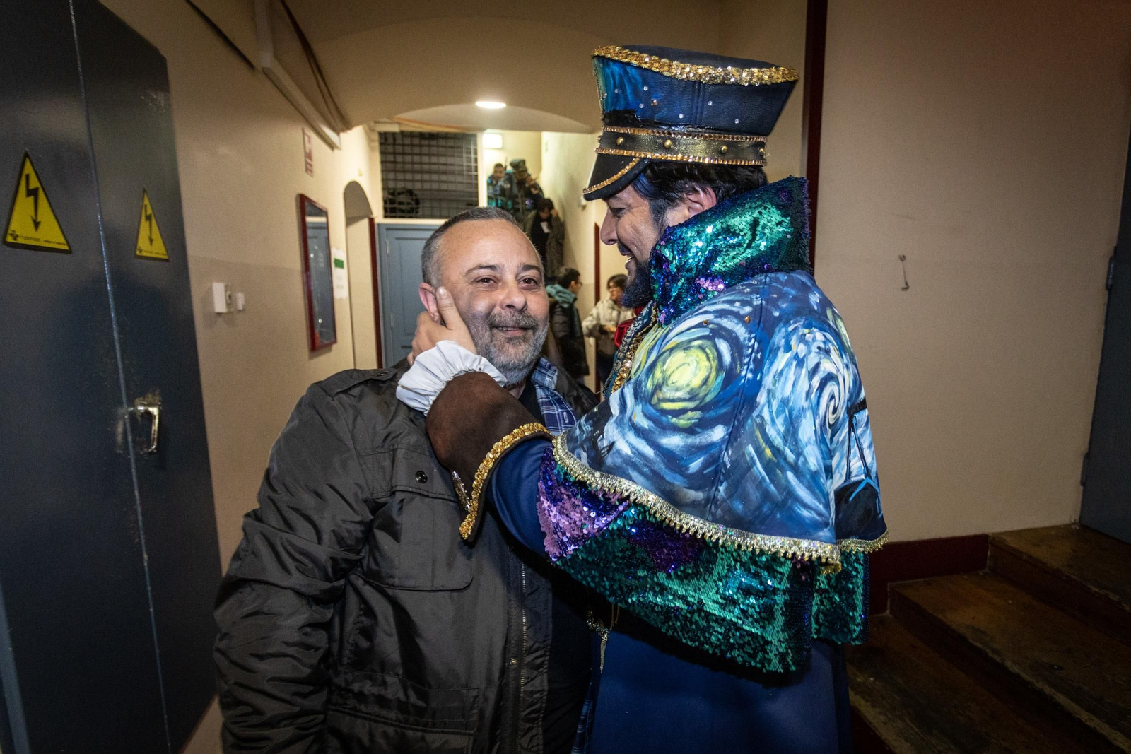 'Tato' Saluda a Kike Remolino después de la actuación donde le dedico un pasodoble