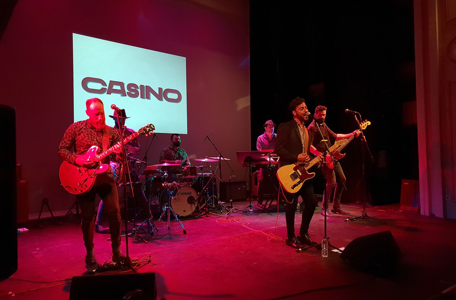 Casino durante su actuación en el Teatro Apolo.