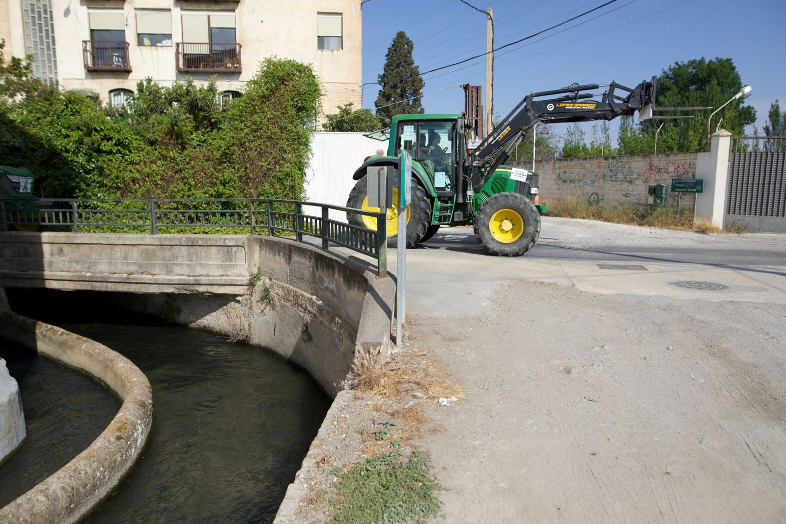 La tractorada de los regantes de la Vega de Granada, en imágenes