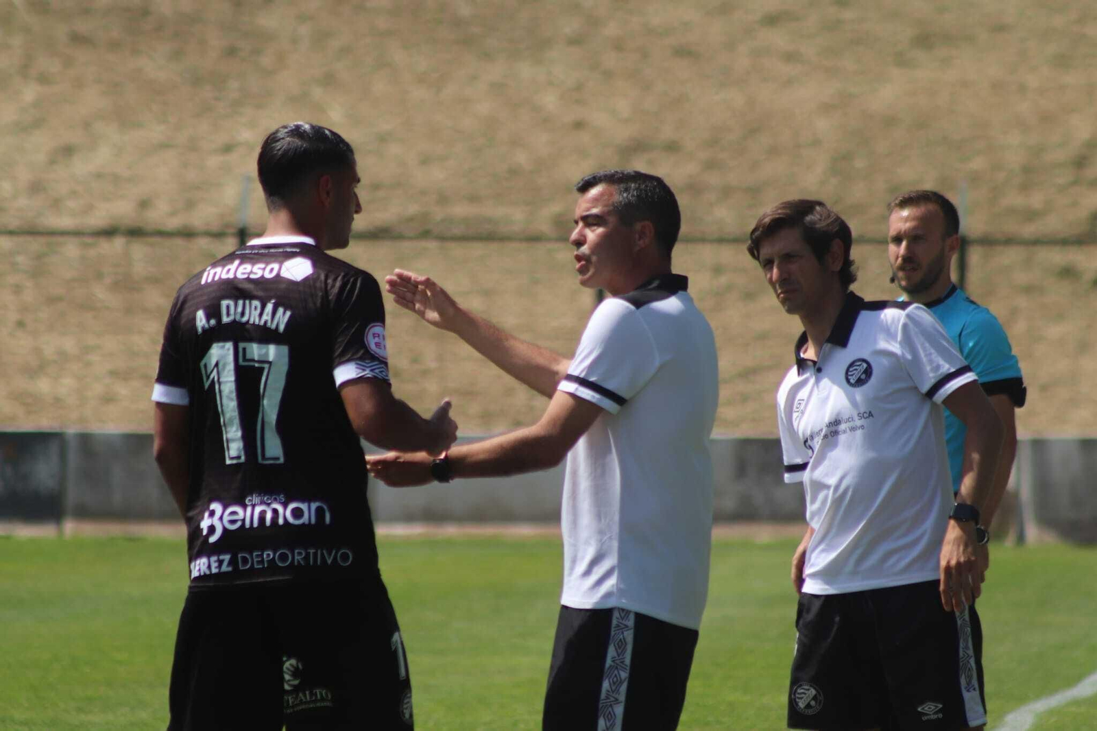 Pérez Herrera da instrucciones a Alberto Durán en El Maulí.