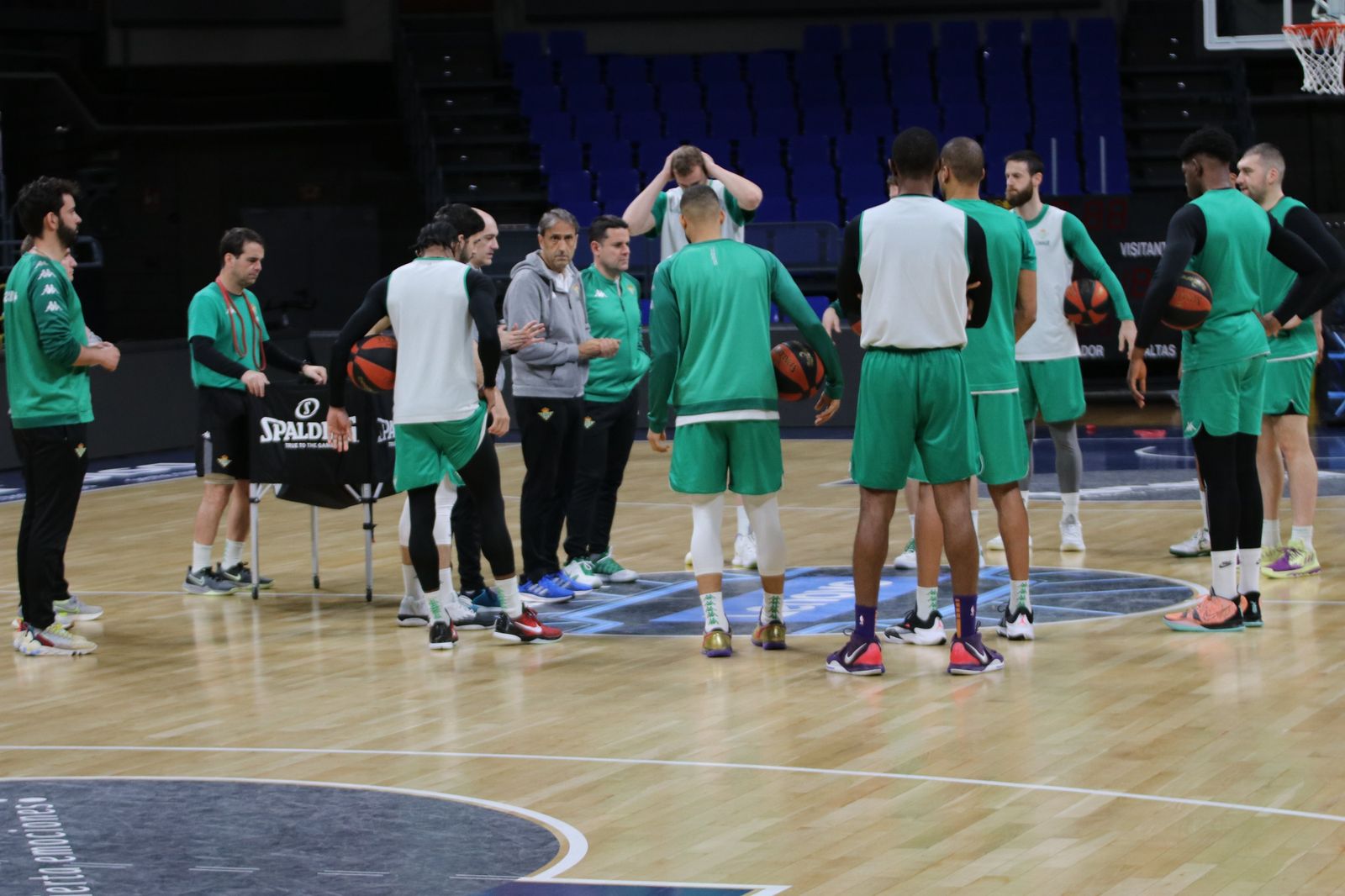 Luis Casimiro, rodeado por sus jugadores, en la sesión de ayer en Tenerife.