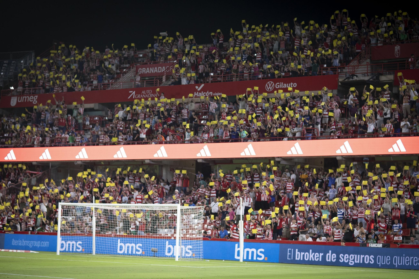 Encuéntrate en la grada de Los Cármenes en el Granada-Leganés