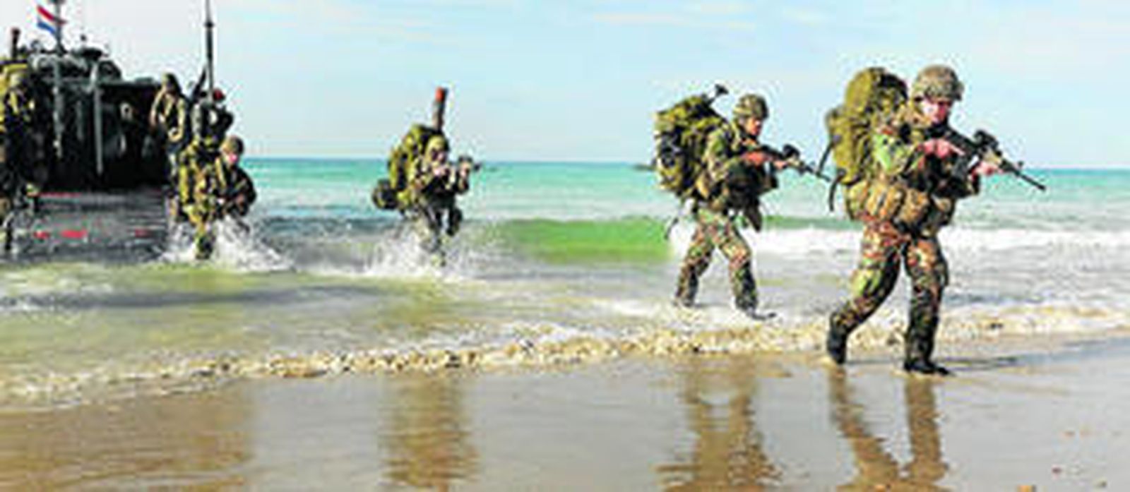 Fuerzas holandesas desembarcando ayer por la mañana en la playa del campo de adiestramiento del Retín.