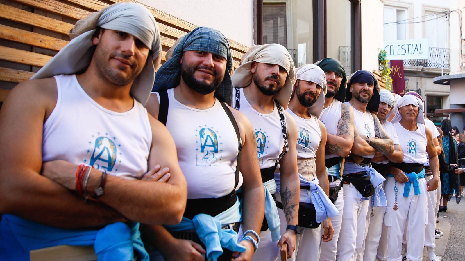 Vea la salida de la Hermandad de Los Ángeles de la Catedral de Almería