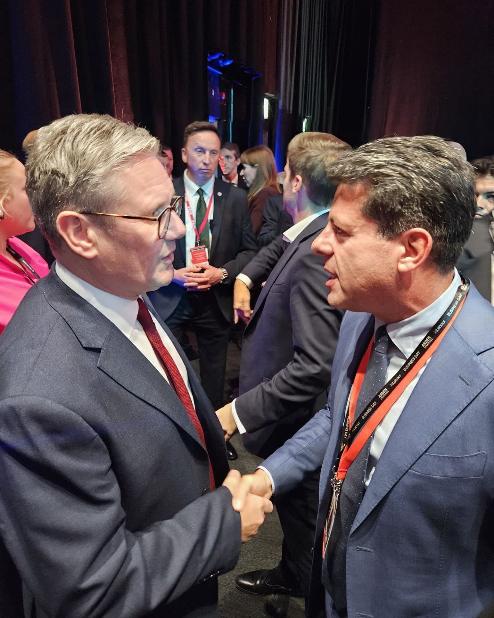 Keir Starmer y Fabián Picardo dialogan durante una conferencia laborista en Liverpool.