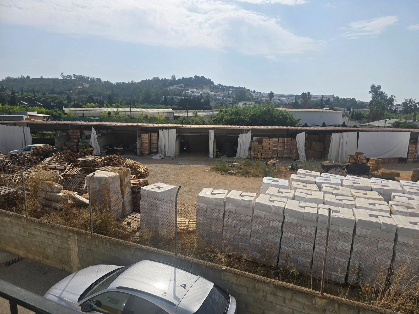 La vista parcial del terreno dedicado a la venta de heno y productos para la actividad ecuestre.