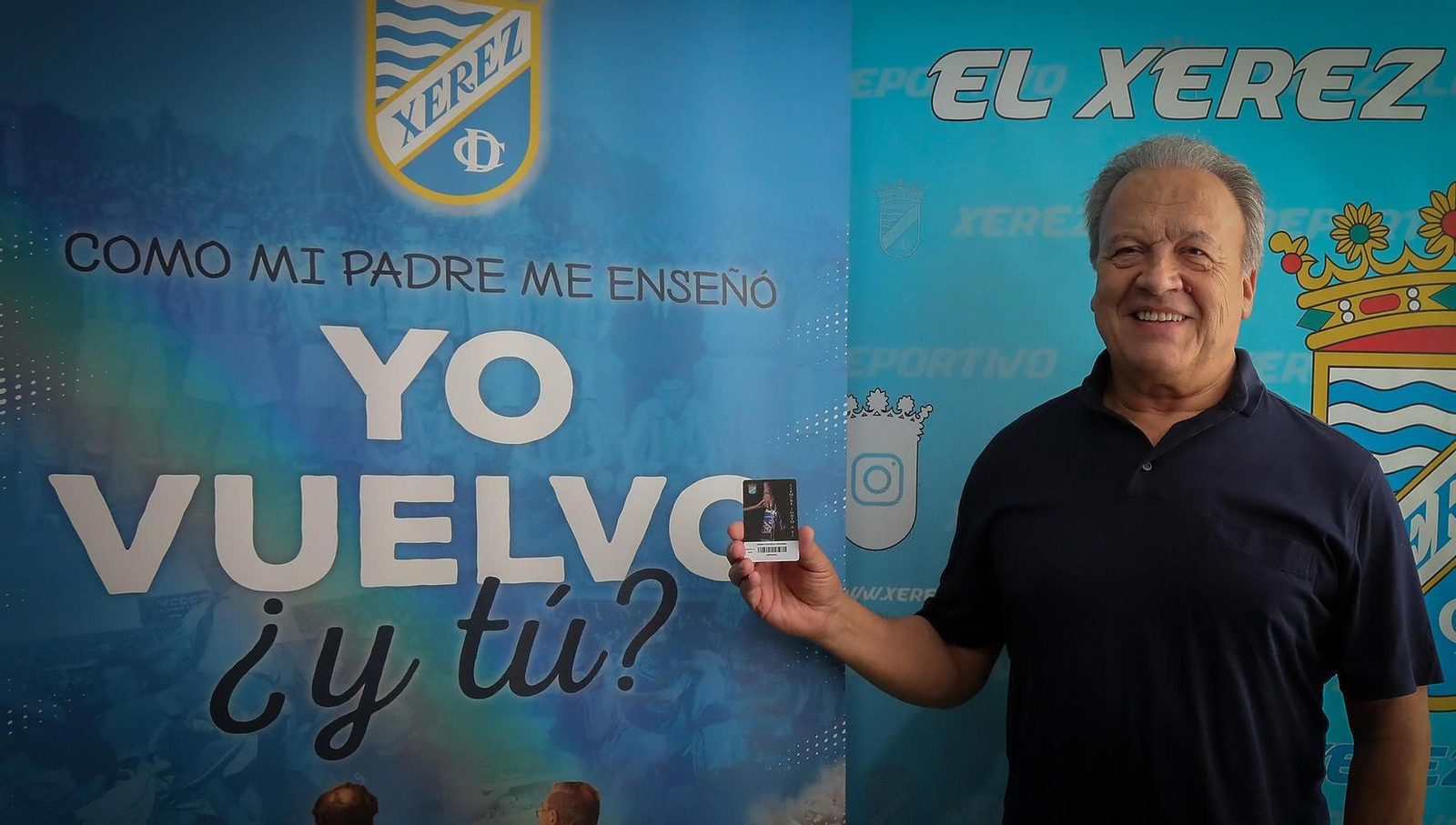 Pedro Pacheco, con el carné del Xerez CD.