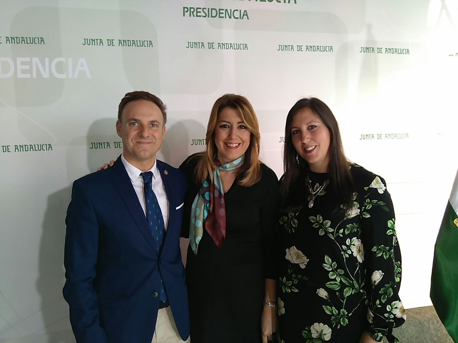 El alcalde, David de la Encina, junto a Susana Díaz y María Eugenia Lara, ayer en Sevilla.