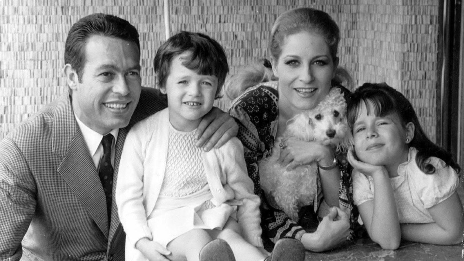 Con sus dos hijas de niñas: Conchitín y Coral.