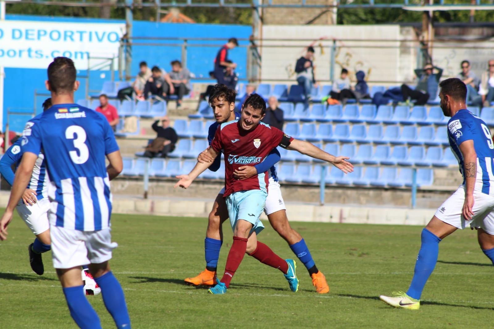 Maqui, quejándose del agarrón de un futbolista del Écija.