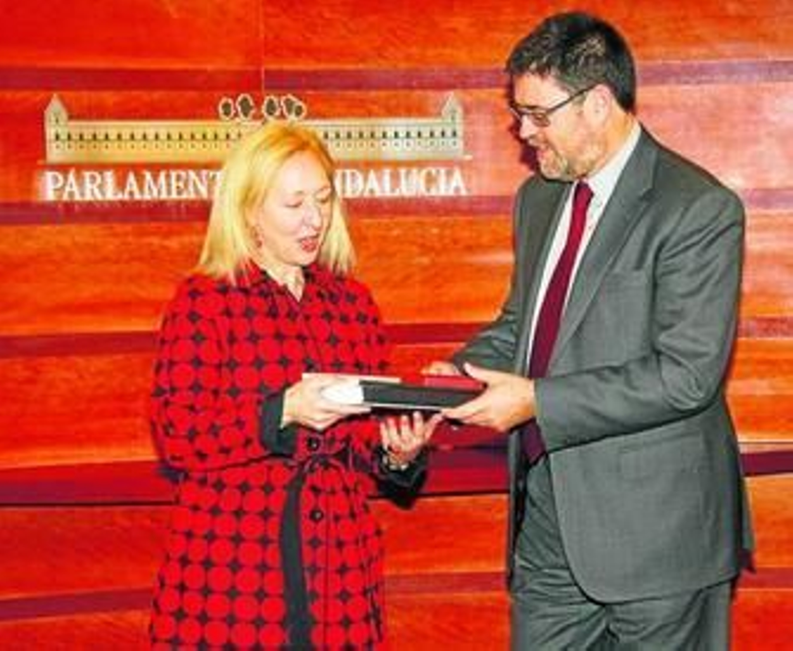 El consejero mayor de la Cámara de Cuentas entrega a Fuensanta Coves el informe de 2009.