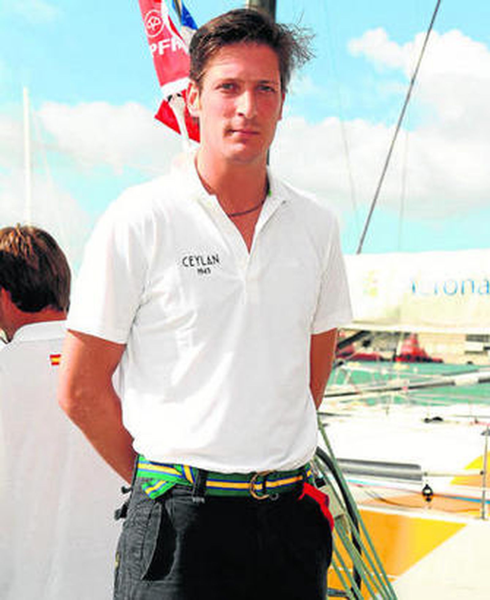 El entrevistado posa para nuestro periódico con una camiseta que lleva el nombre de su firma, en Palma.