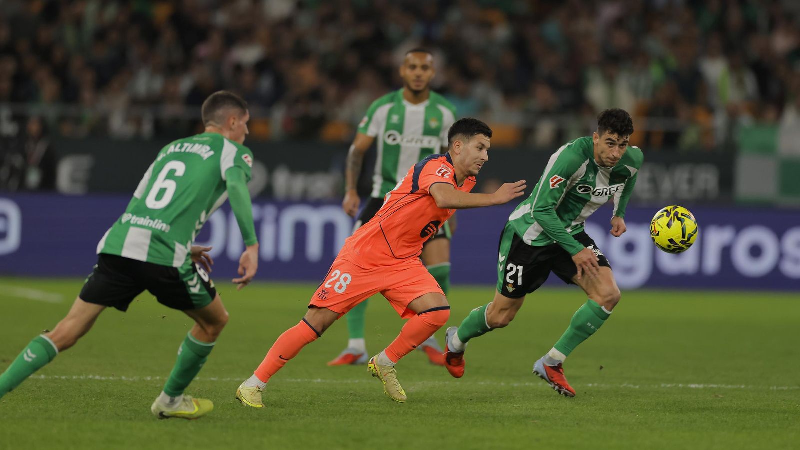 Marc Roca y Altimira intentan frenar a Roony.