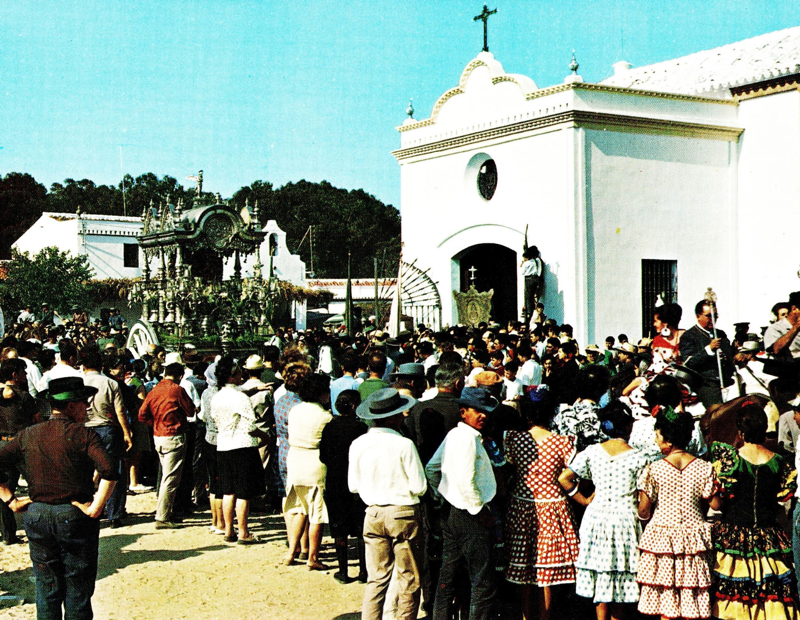 La Hermandad del Rocío de la Palma del Condado ante la capilla provisional.