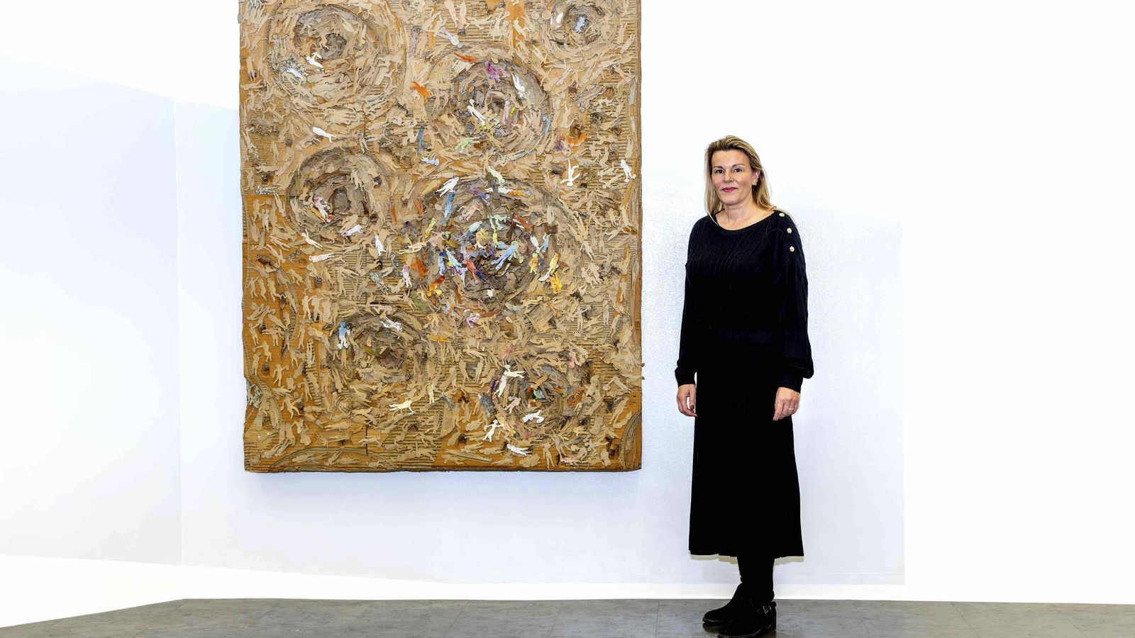 Bérengère Primat posa con la obra 'Piedras en el lago' de José Hinojo.