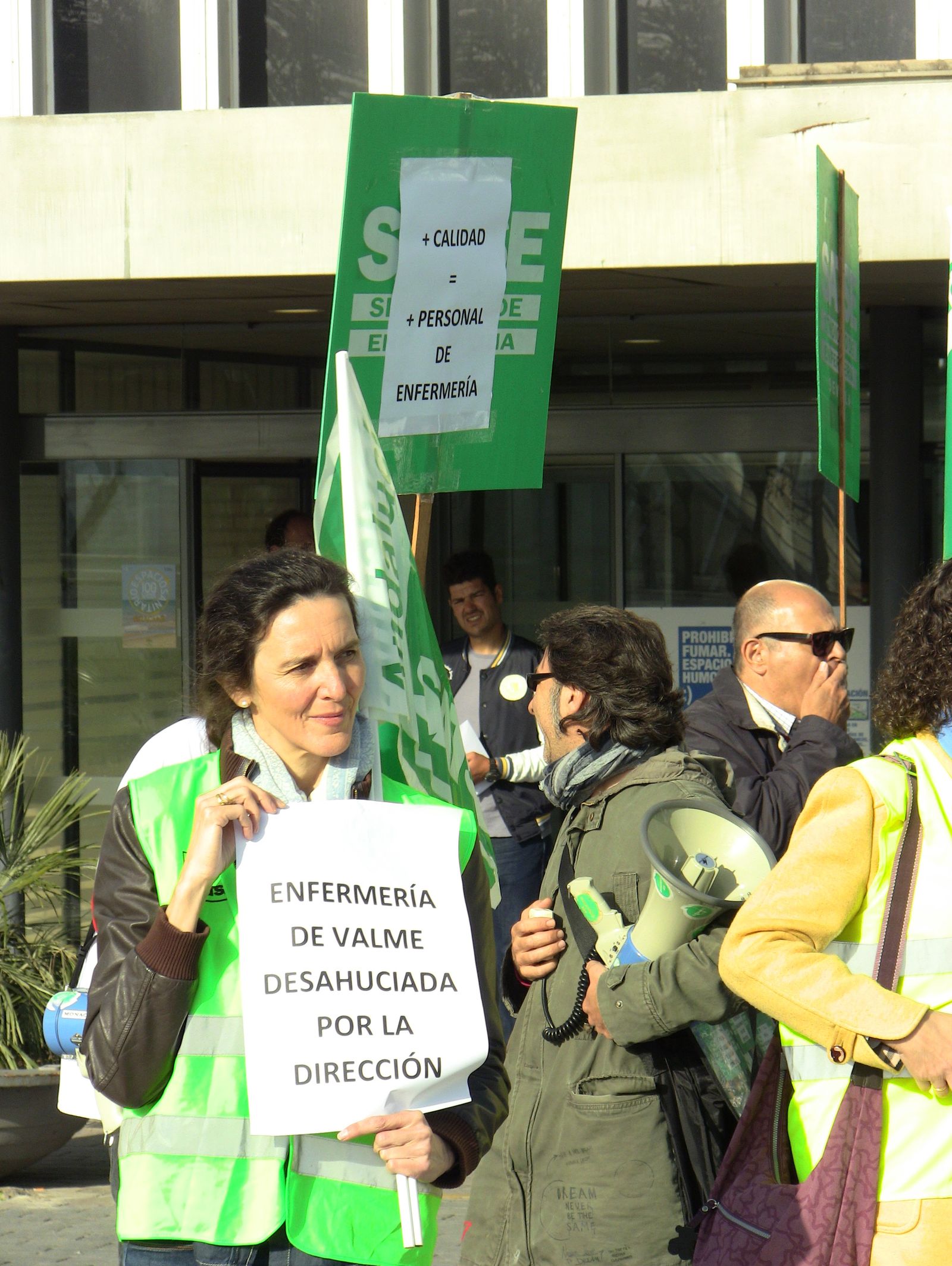 La portavoz del Satse-Sevilla, Reyes Zabala, en el Valme, durante una protesta.