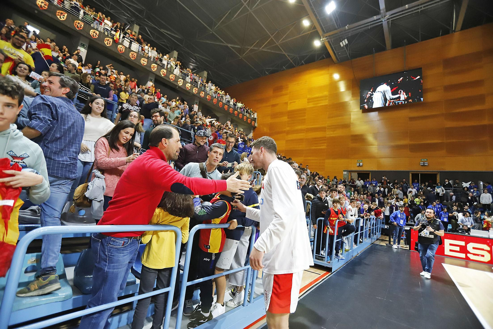 Imágenes de la celebración de la selección Española de baloncesto por certificar su pase con una victoria ante Paises Bajos Imágenes de la celebración de la selección Española de baloncesto por certificar su pase con una victoria ante Paises Bajos