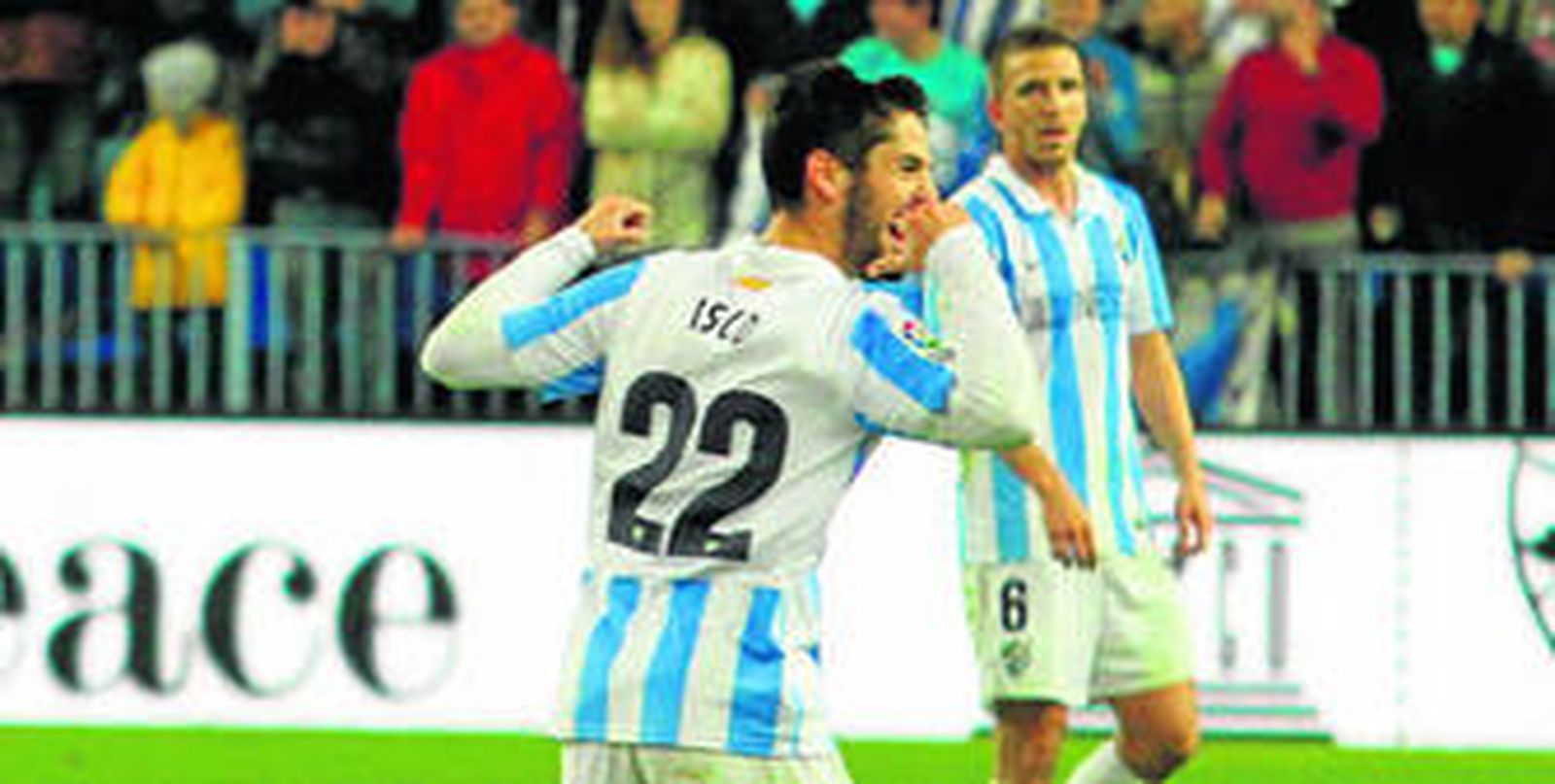 Isco señala su dorsal tras marcar ante el Valencia.