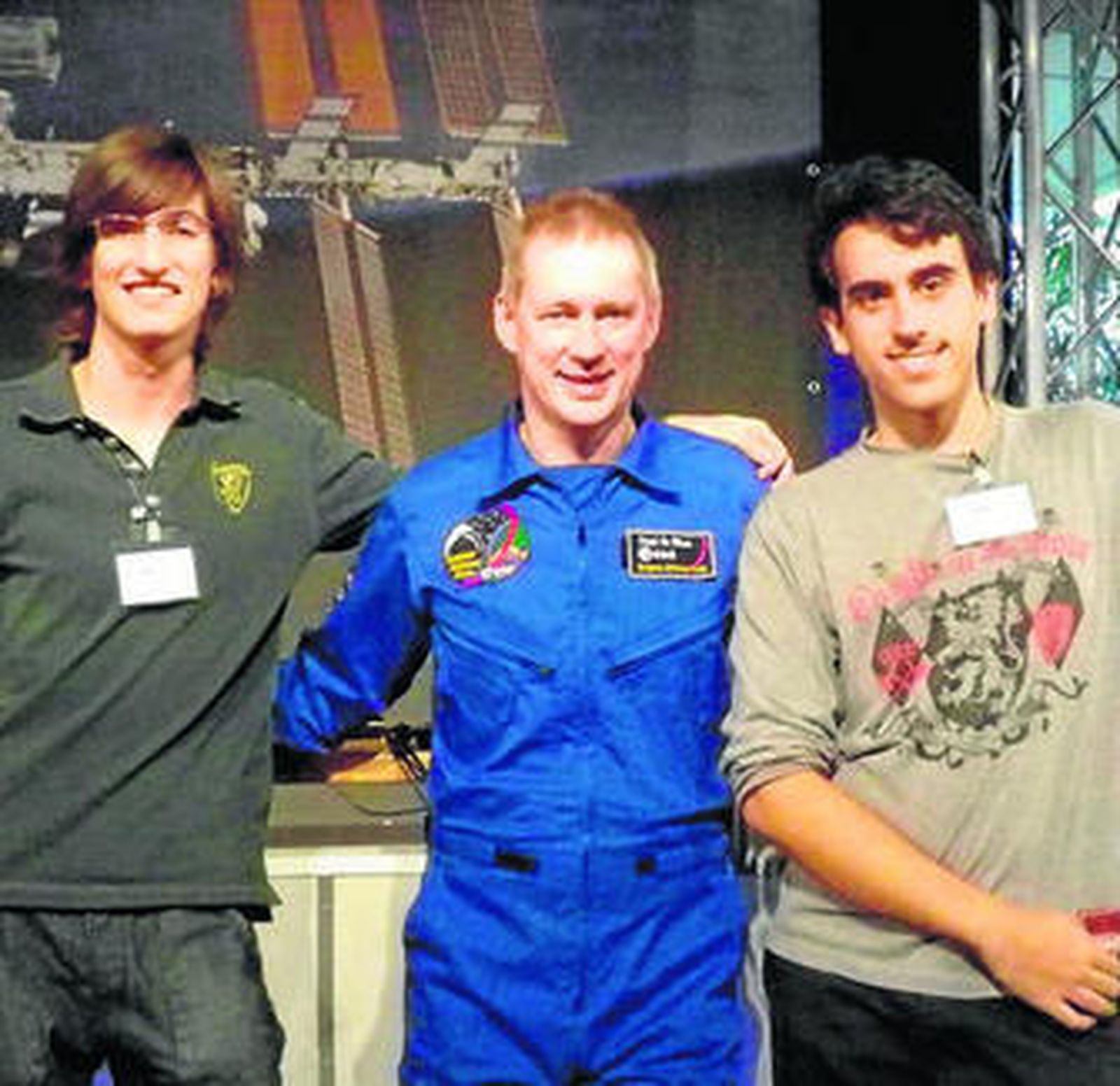 Los alumnos premiados, con el astronauta Frank De Winne.