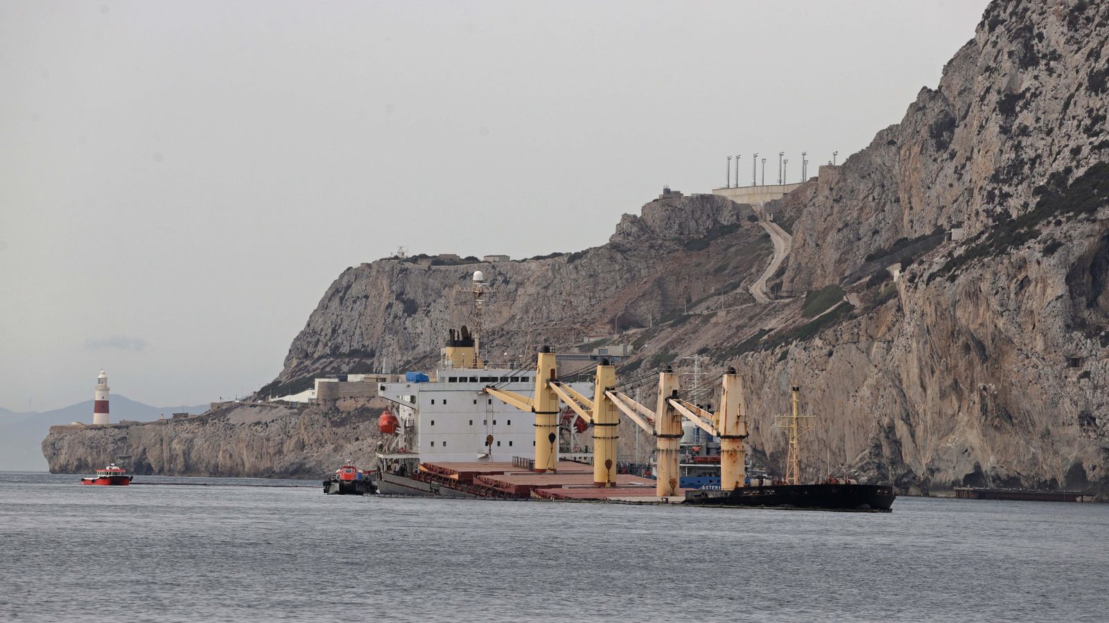 Fotos del buque hundido en Gibraltar y vertido en la playa de Poniente de La Línea