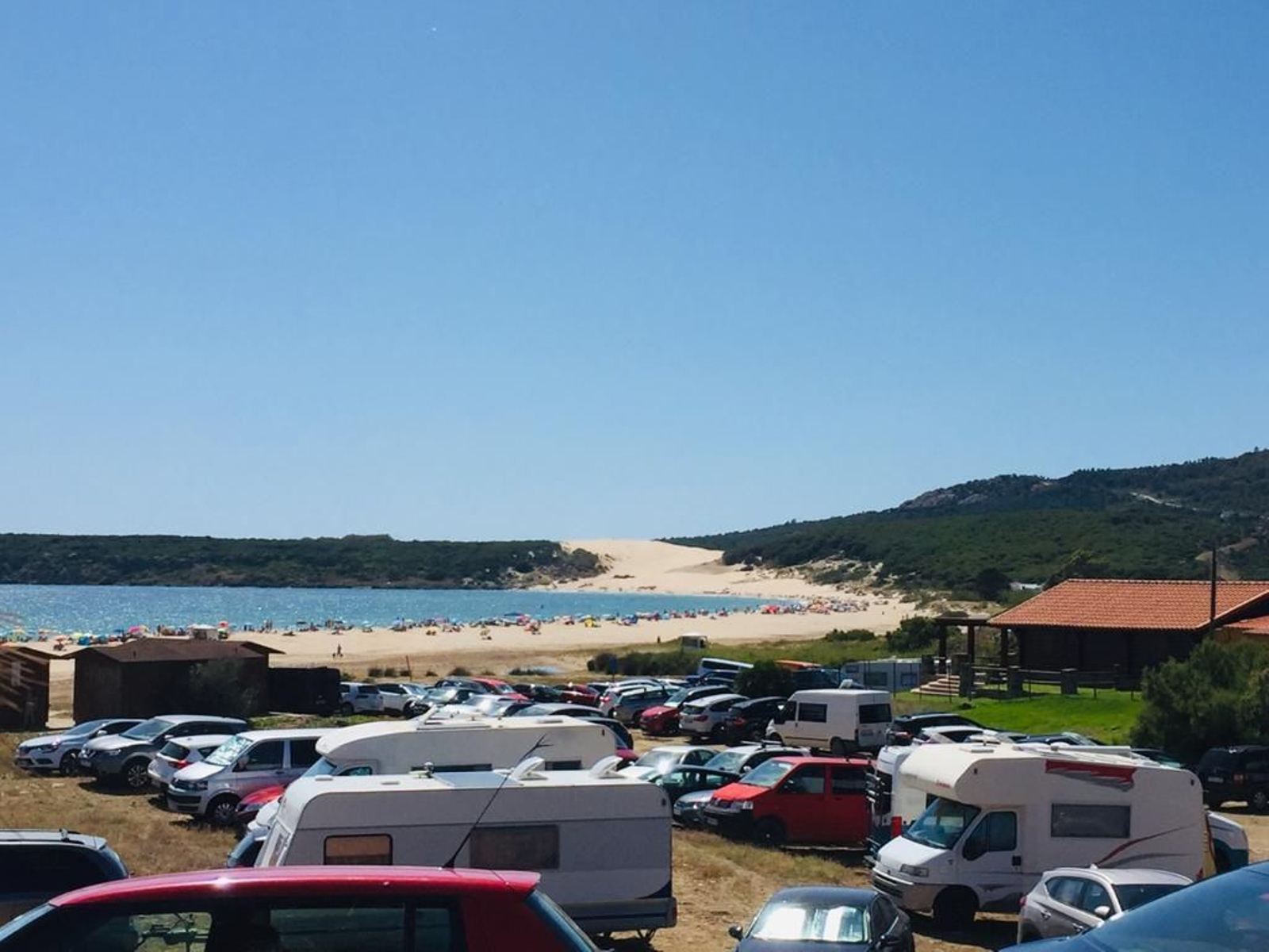 Coches y caravanas abarrotan uno de los aparcamientos cercanos a Bolonia.