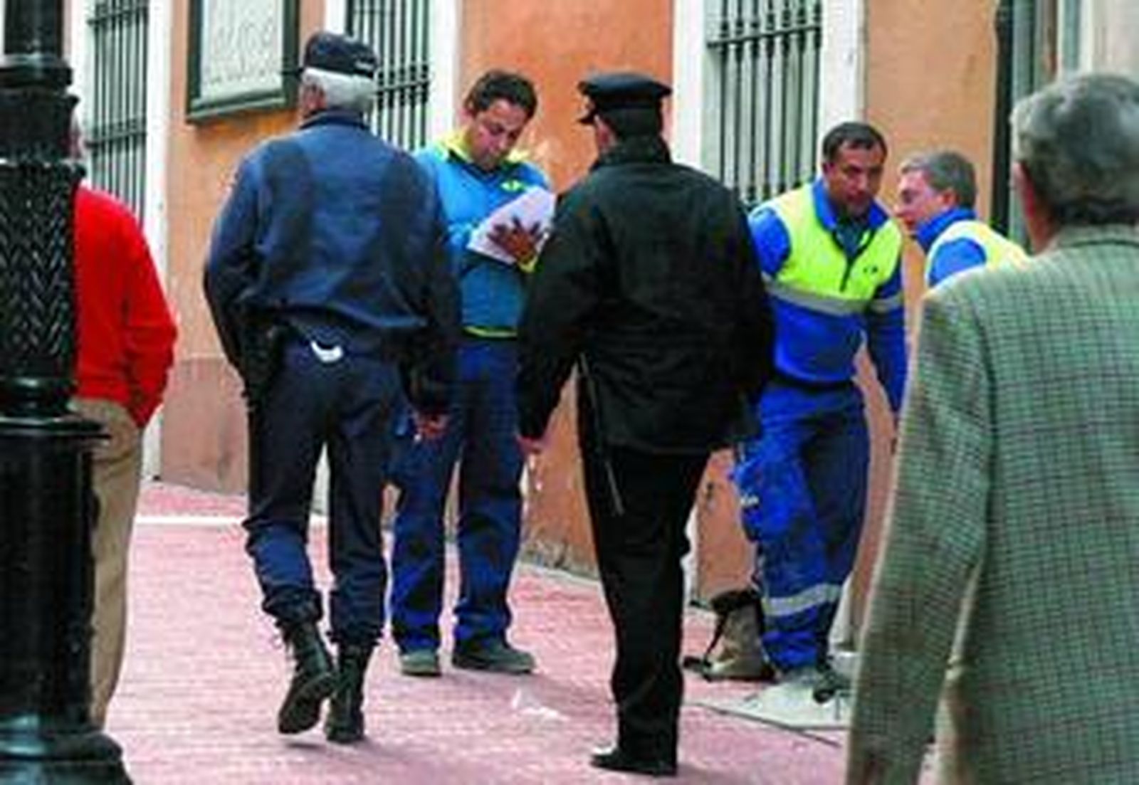 Una pareja de agentes del Cuerpo Nacional de Policía de Algeciras pasea por la calle San Antonio.