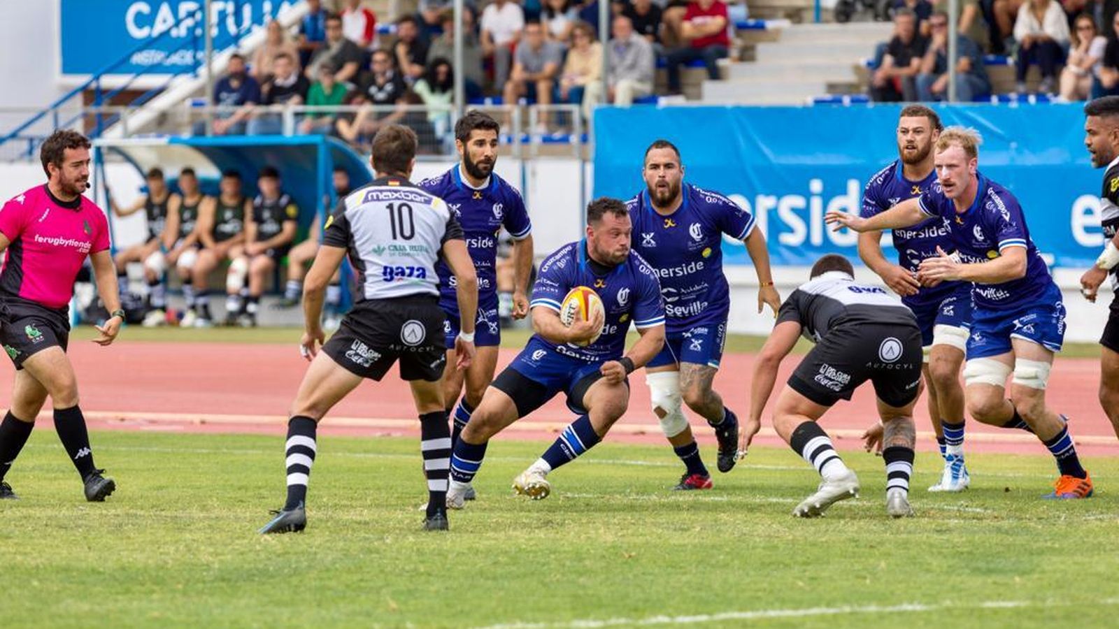 Vicente del Hoyo percute contra la delantera vallisoletana.