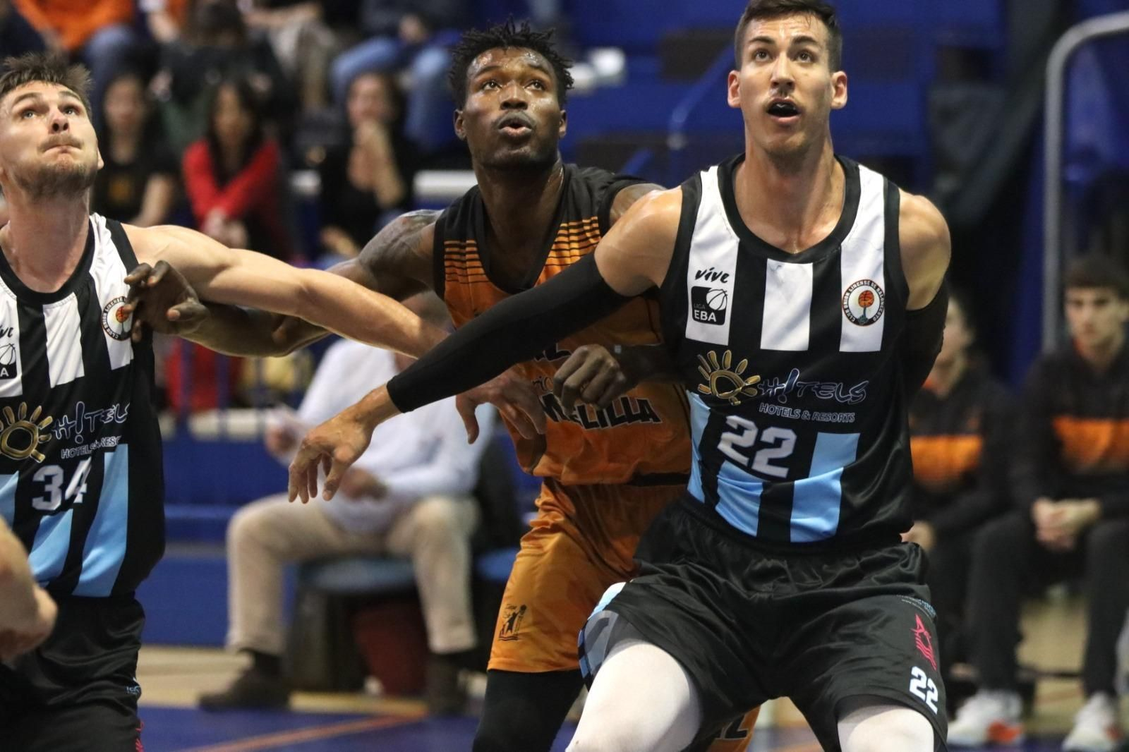 Cándido Matoso forcejea con Edmond Koyanouba, ex de la ULB