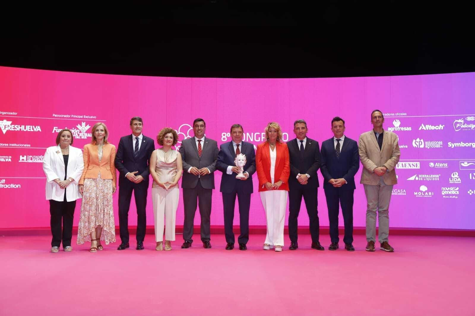 Foto de familia de las autoridades en la clausura del Congreso