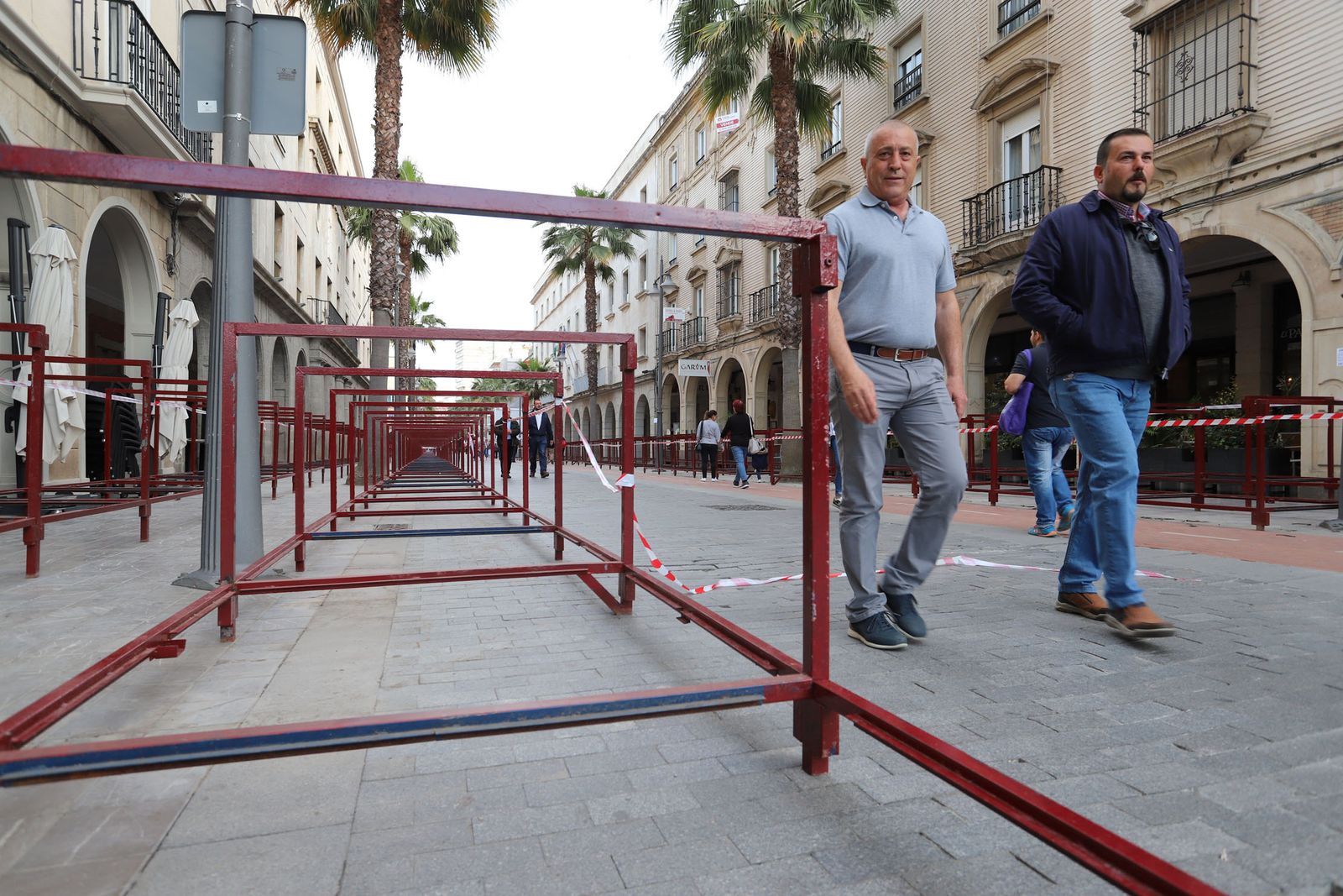 Las estructuras de los palcos se están montando en la Gran Vía.