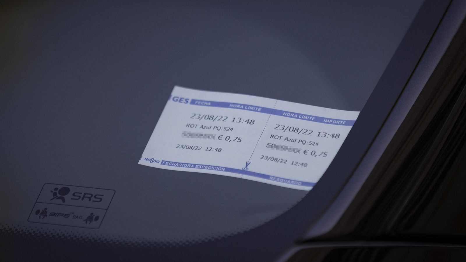 Ticket a la vista en un vehículo aparcado en Nervión.