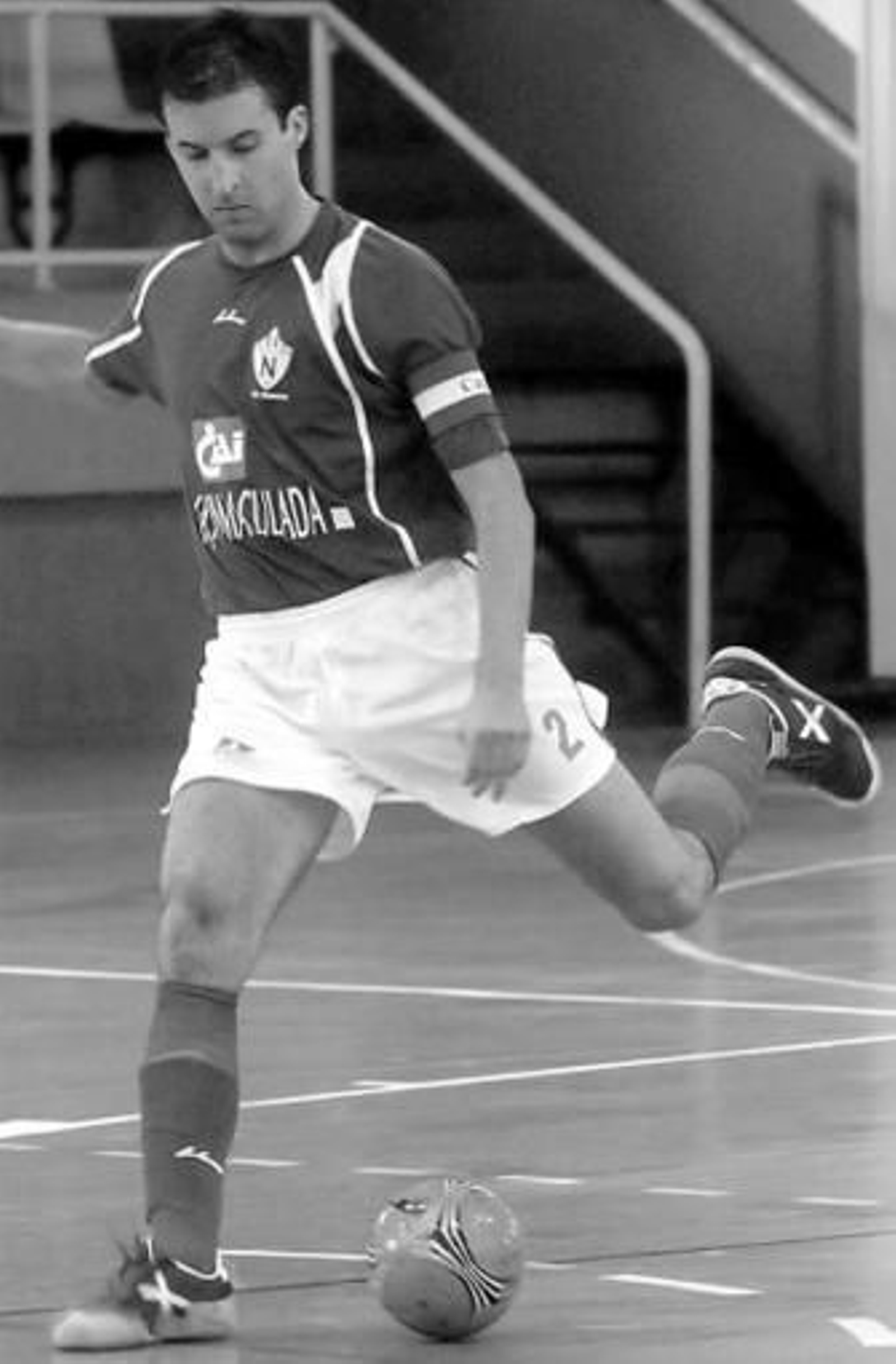 Guille ensaya el disparo con su pierna izquierda.