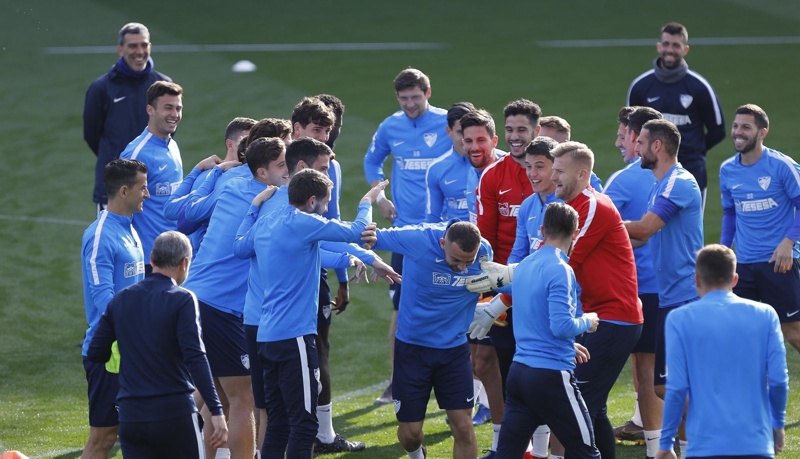 Keidi Bare atraviesa un corro formado por sus compañeros, en un ejercicio donde predomina el buen rollo entre la plantilla.