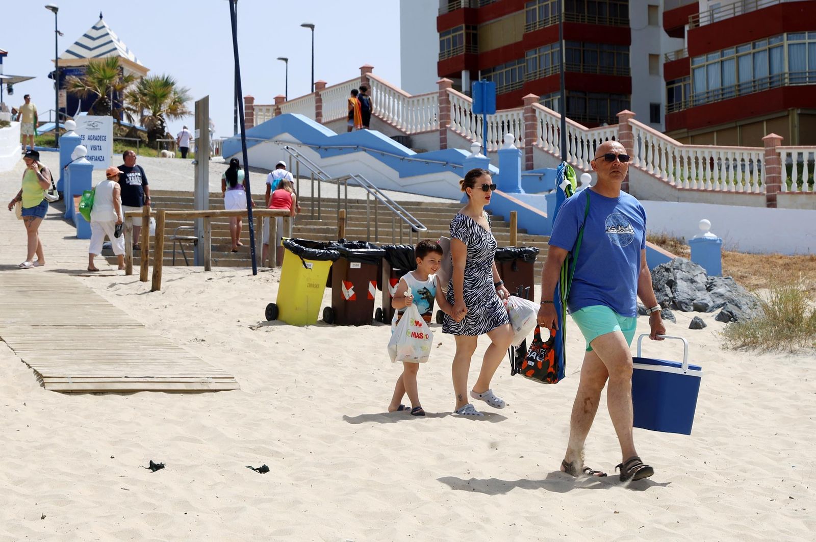 Imágenes del ambiente en las playas de Matalascañas, La Bota y Mazagón durante la mañana del domingo