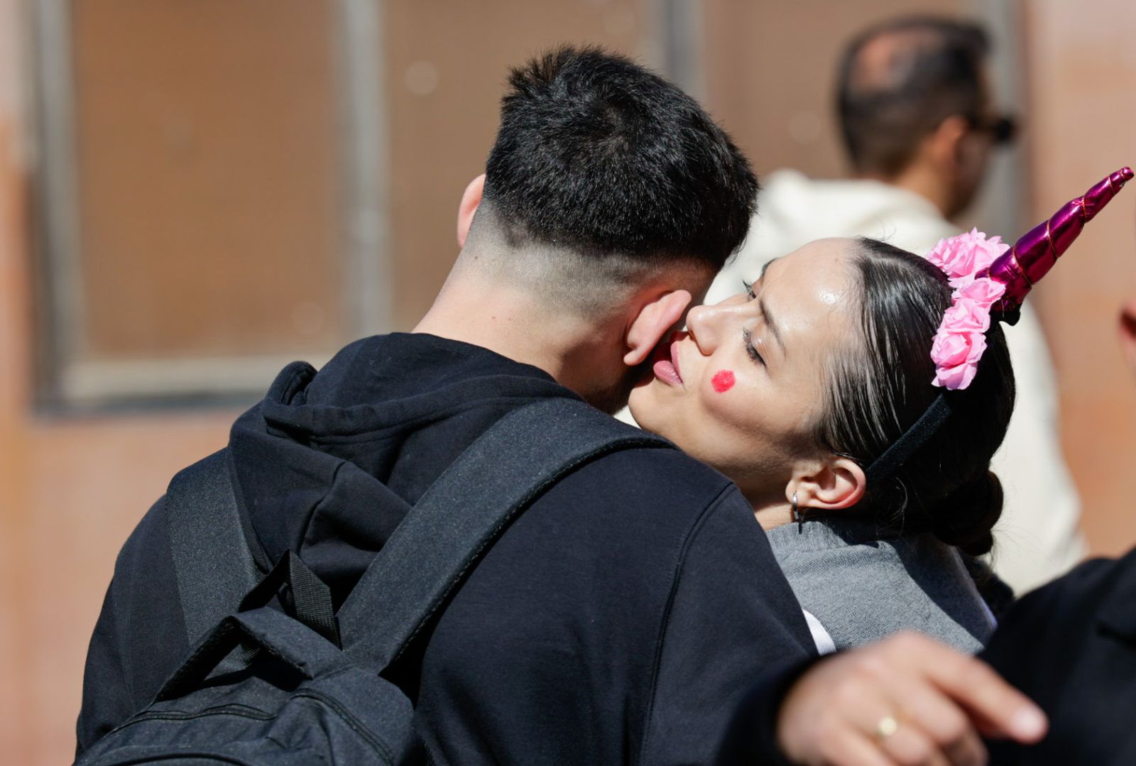 Así vive Cádiz su primer sábado de Carnaval: las imágenes de las batallas de copla y la fiesta en la calle