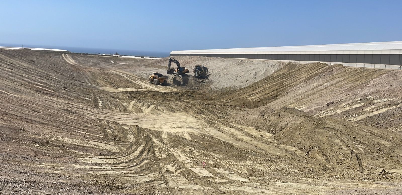 Estado de construcción de la nueva balsa de la comunidad de regantes Las Cuatro Vegas de Almería, situada en paraje de Cañadas Hondas.