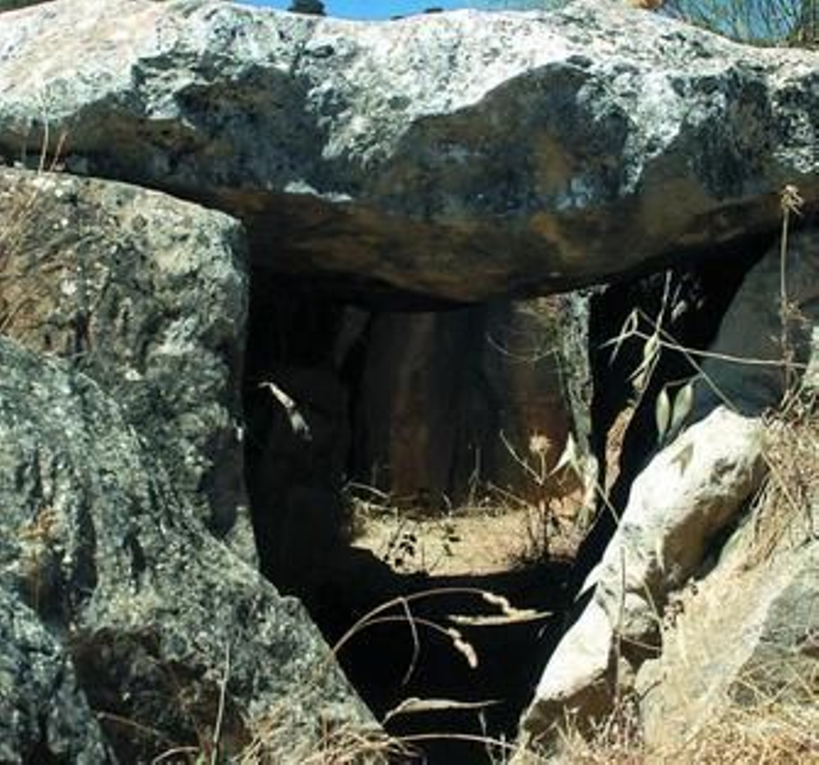 Vista del dolmen más conocido de la localidad, la Tumba del Gigante.
