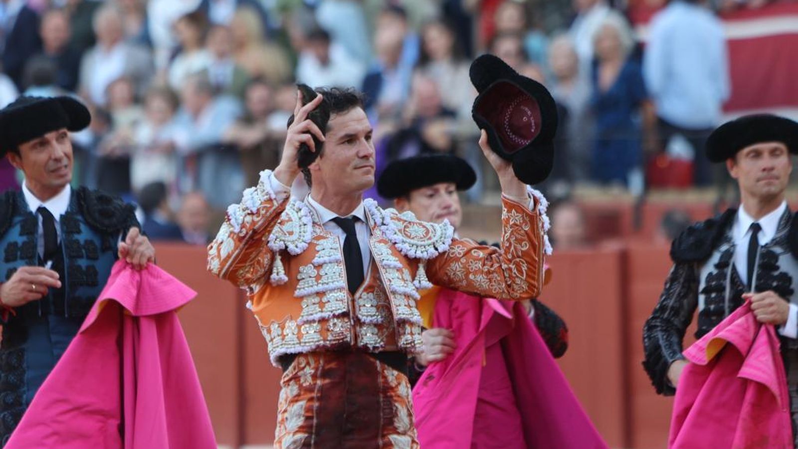 Daniel Luque pasea la oreja del quinto. Fue su última actuación en una Feria de la que sale nuevamente en triunfo.