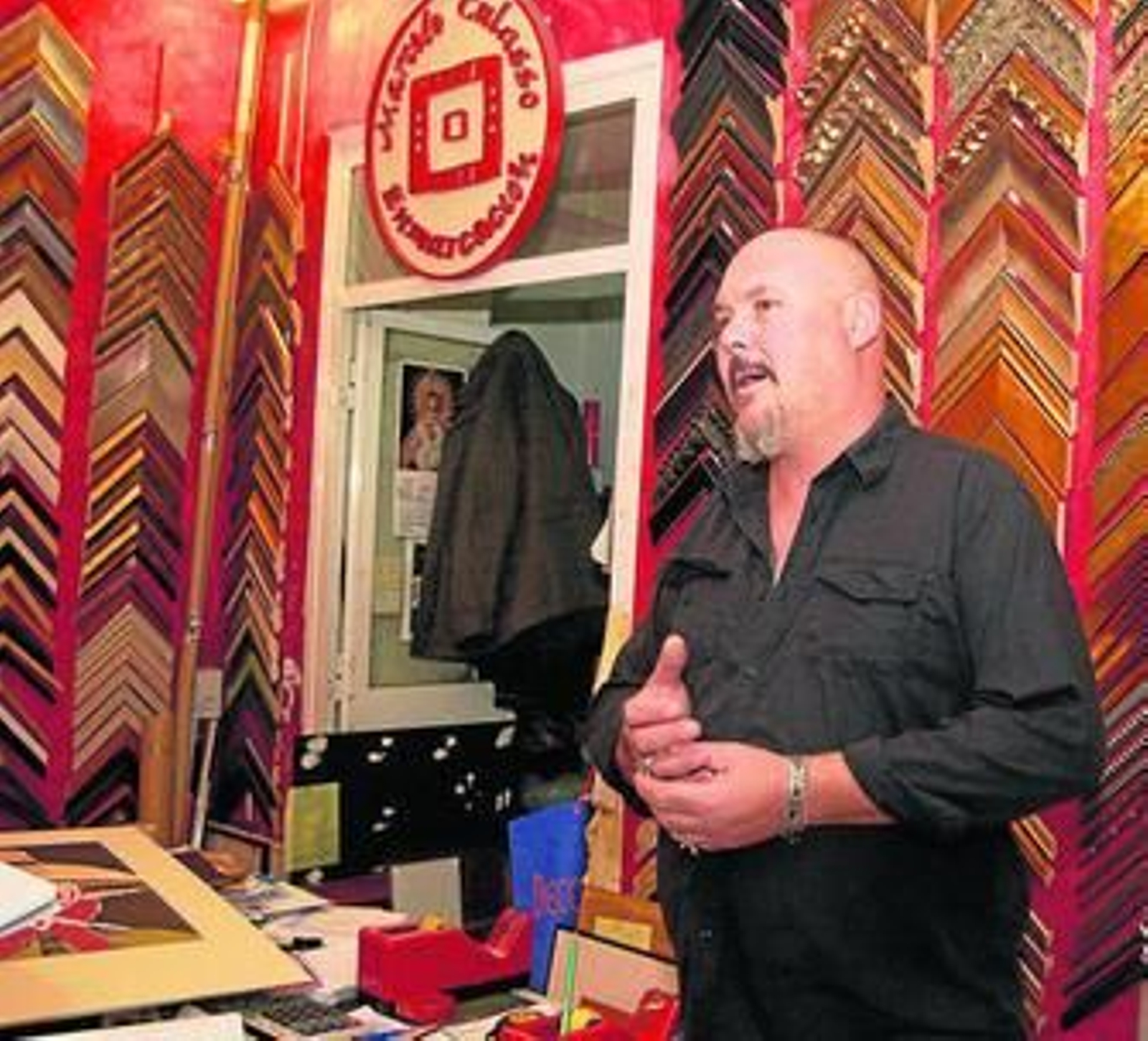 Marcelo Culasso, junto al amplio surtido de marcos en su tienda de la calle Feria.