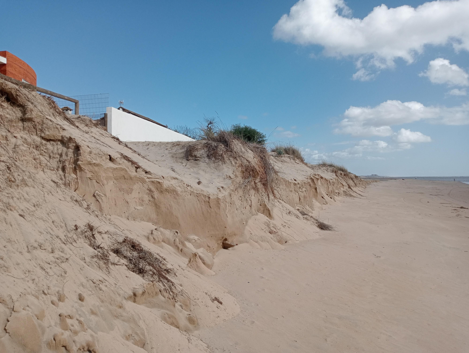 Imágenes de la playa de El Portil tras el temporal de viento y lluvia de ayer en Huelva