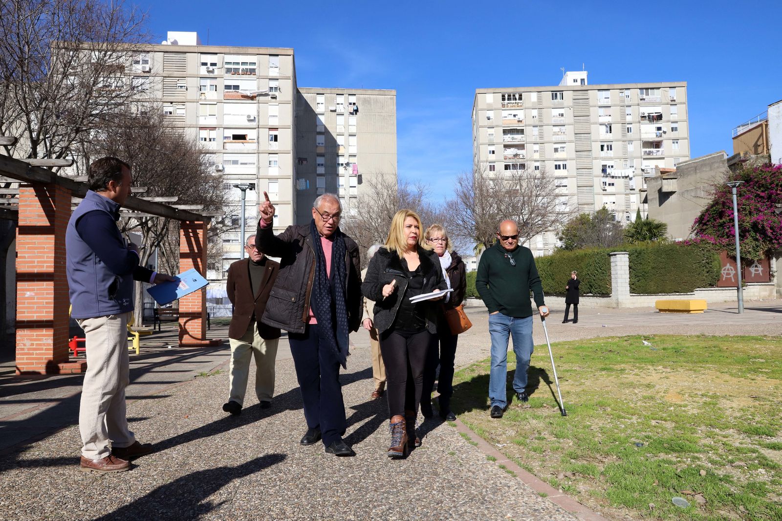 La alcaldesa durante su visita a Las Torres, acompañada por el presidente vecinal.