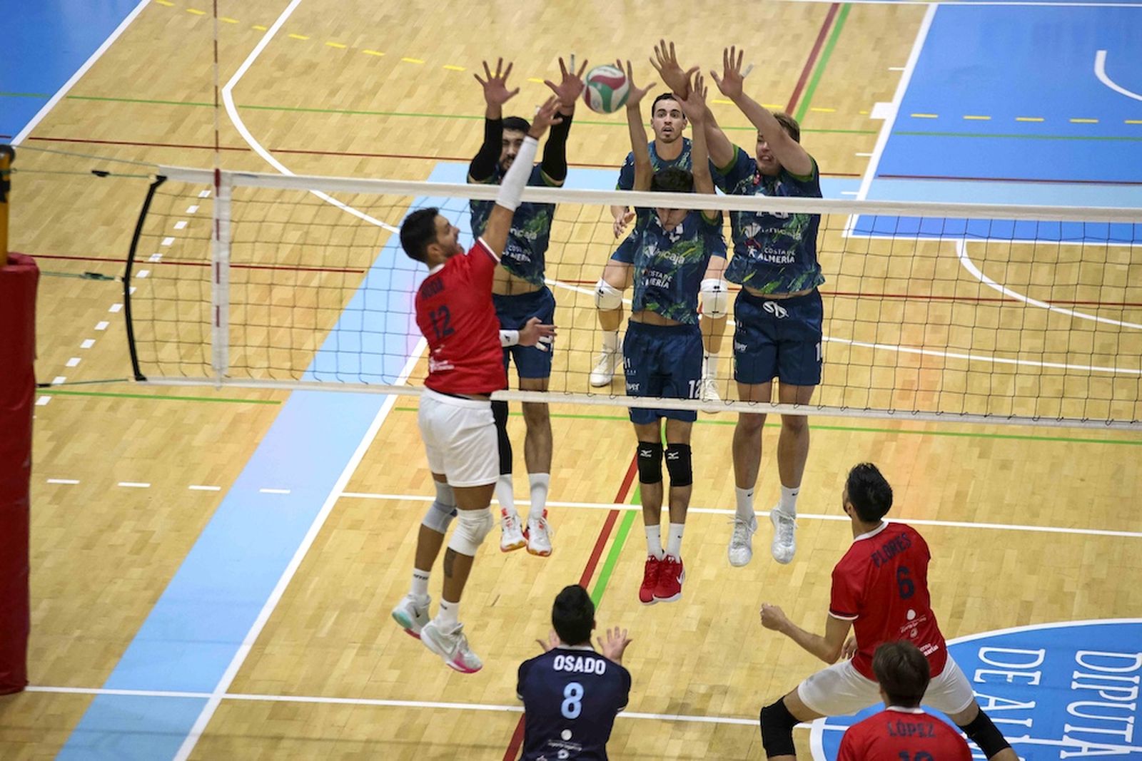 Los ahorradores ponen un bloqueo durante el encuentro disputado de la primera vuelta disputado en el Moisés Ruiz.